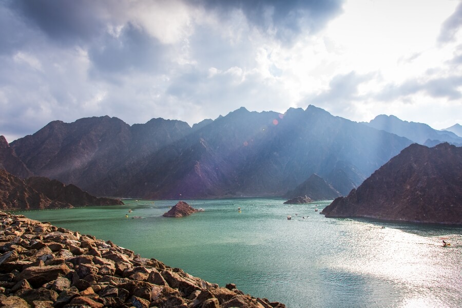 Le soleil brille sur le barrage de Hatta à Dubaï Émirats arabes unis